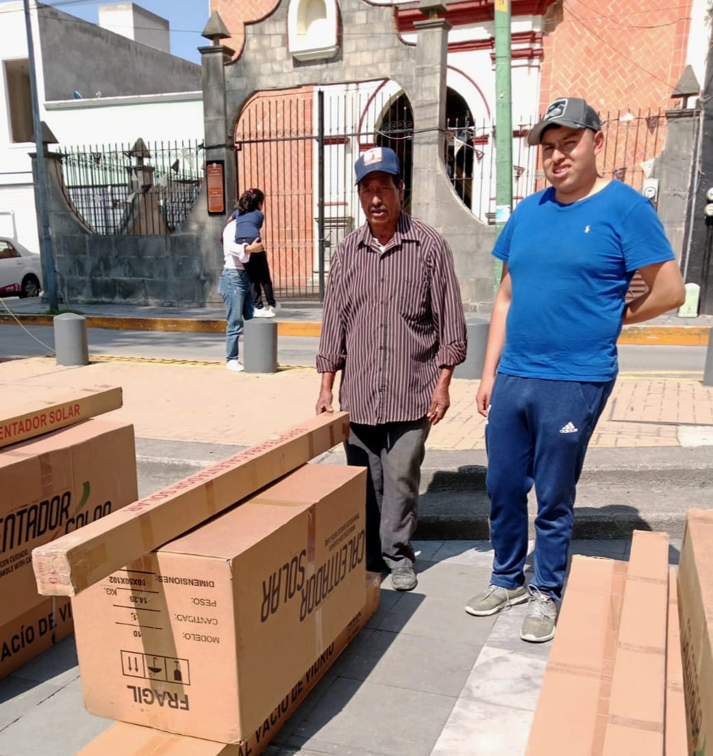 Gobierno de Chiautempan fortalece la economía familiar con entrega de calentadores solares
